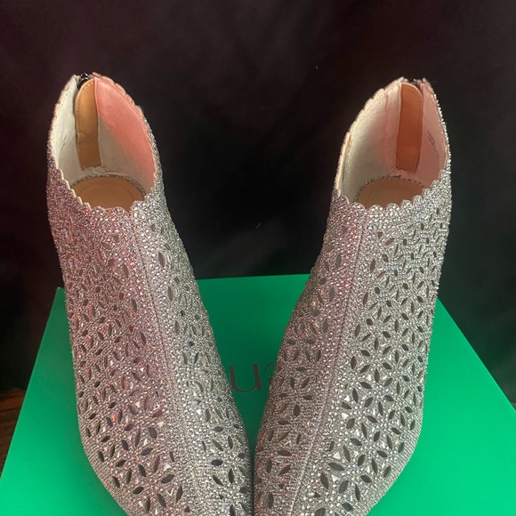 J.Renee Glittering Silver Heels - Picture 2 of 6